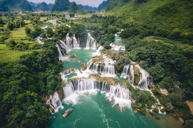 The magnificent Ban Gioc Waterfall (Shutterstock)