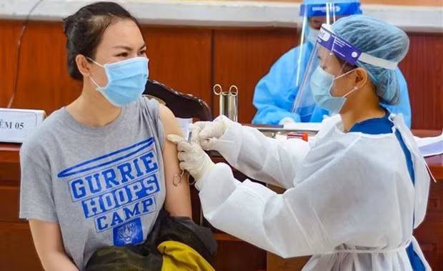 Vaccination as the key solution in the pandemic fight. (Photo: VNA)