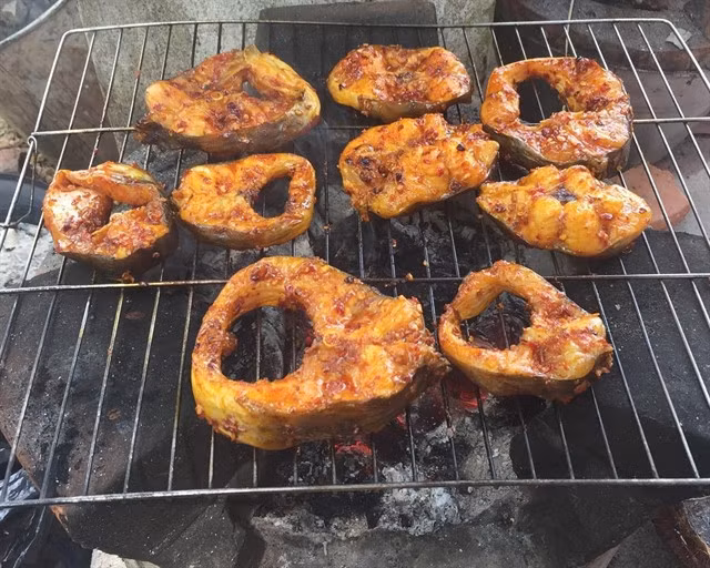 The hemibagrus pieces should be grilled over wooden charcoal to ensure its natural taste. Photo phongnhaexplorer.com