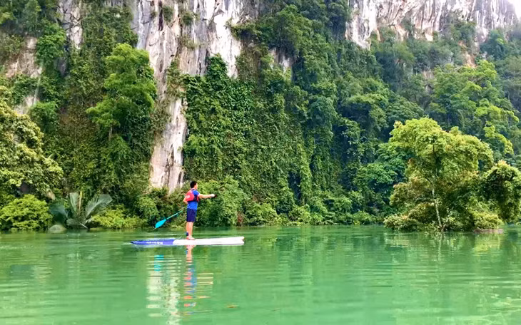 Excursions, exploring nature in the rainy season - a new tourism product of the Ruc ethnic group of Chua Ta Dat Company (Quang Binh).
