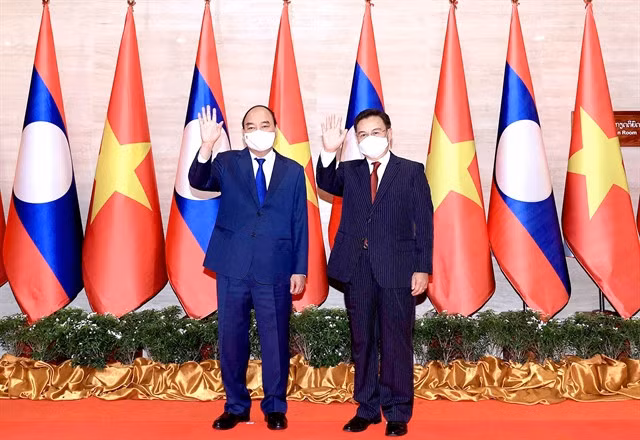 President Nguyễn Xuân Phúc (left) and Chairman of the Lao National Assembly Saysomphone Phomvihane.