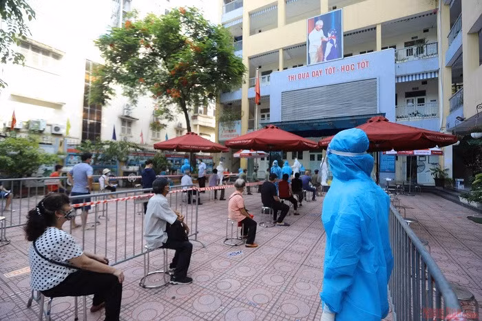 Locals line up for a mass COVID-19 testing in Hai Ba Trung District, Hanoi, July 31, 2021. (Photo: NDO/Ha Nam)