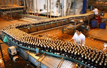 Inside a production line of Habeco in Hà Nội. VNA/VNS photo