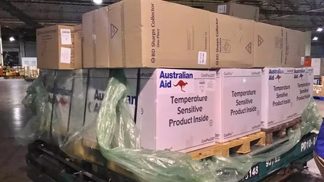 The vaccine batches donated by Australia arrived at Tân Sơn Nhất International Airport, HCM City. 