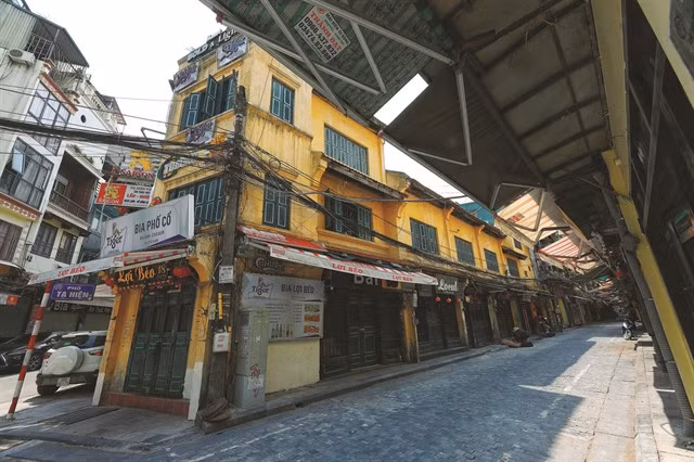 Tạ Hiện Street in the Old Quarter is completely empty. Dubbed an "International Crossroad", it is a favourite spot for foreign tourists to enjoy the local nightlife.