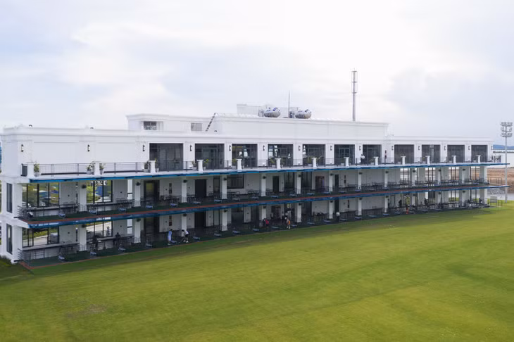 The teeing area inside the building. 