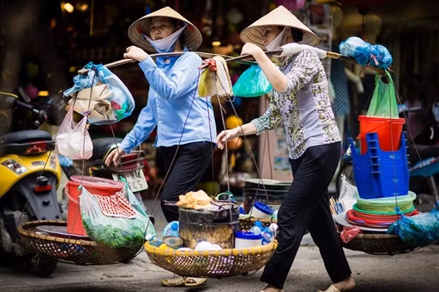 Poor people in HCM City will receive relief of VNĐ1.5 million per household per month and 15kg of rice for per person to tide over the COVID pandemic.