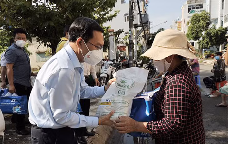 Support for workers in difficulty regardless of permanent or temporary residence. (Photo: HNMO)