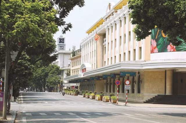 The once-bustling Tràng Tiền Plaza luxury shopping centre, just a few steps from Hoàn Kiếm Lake, is closed due to strict social distancing measures to prevent further spread of the COVID-19 virus.