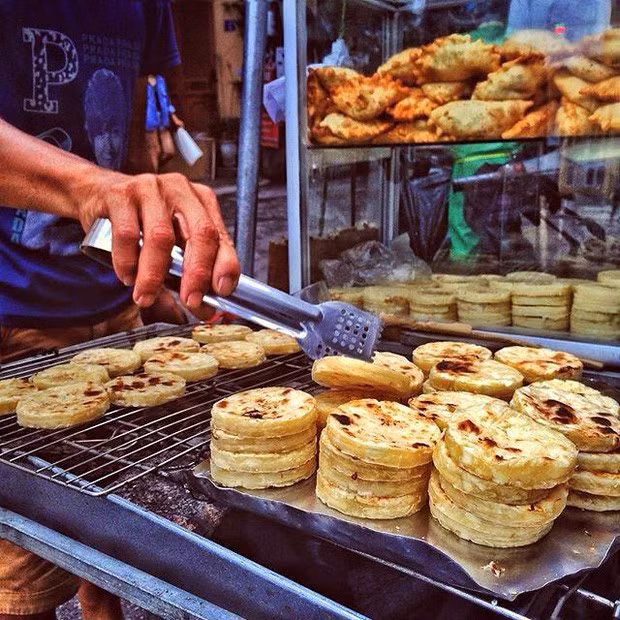 Many gourmands are interested in grilled cassava cake. Photo kenh14.vn