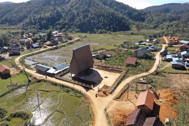 Kon Pring village is surrounded by a valley with thousands of green pines. Photo: sgtravel.vn
