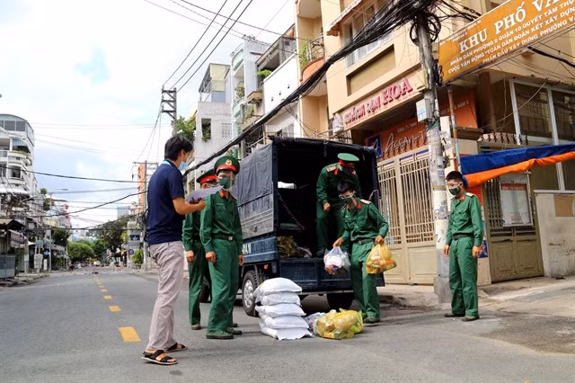 Soldiers of Regiment 88, Division 302, Military Zone 7, preparing goods before delivering them to the poor in District 10. — VNA/VNS Photo Thanh Vũ