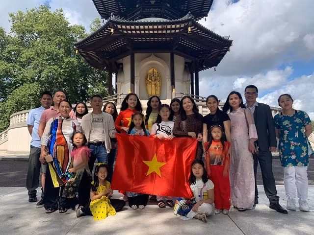 Vietnamese people in the UK at the launching ceremony (Photo: thoidai.com.vn)