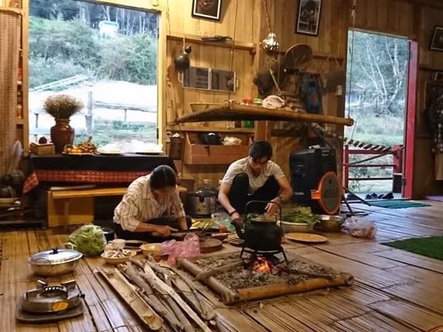 Coming to Kon Pring, visitors have the opportunity to experience cooking with the locals. Photo: luhanhvietnam.com.vn