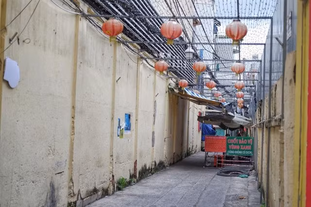 A green checkpoint at Alley 199 on Cách Mạng Tháng 8 Street in HCM City. 