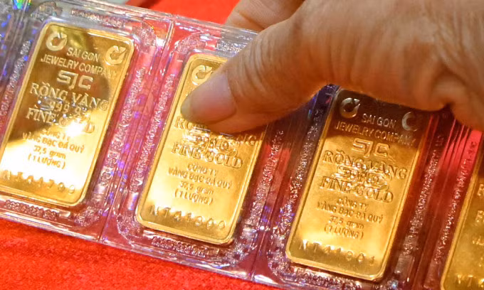 Gold prices surge to record highs