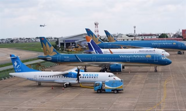 The Civil Aviation Authority of Vietnam (CAAV) proposes raising air service prices on domestic routes to deal with increased oil prices.