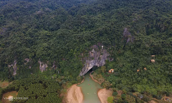 Province allows paragliding for tourists over UNESCO-recognized national park