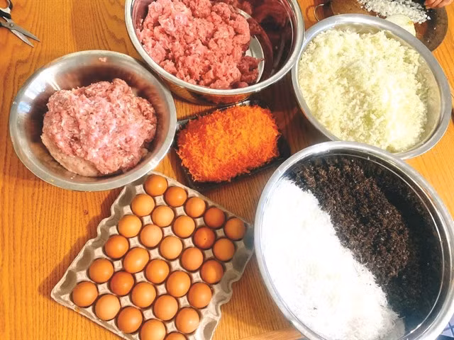 Making nem in South Africa: Ingredients include finely-chopped pork/chicken, onions, carrots, eggs, vermicelli, dried black fungus. Shiitake mushrooms were skipped so that the spring rolls appealed to more people.