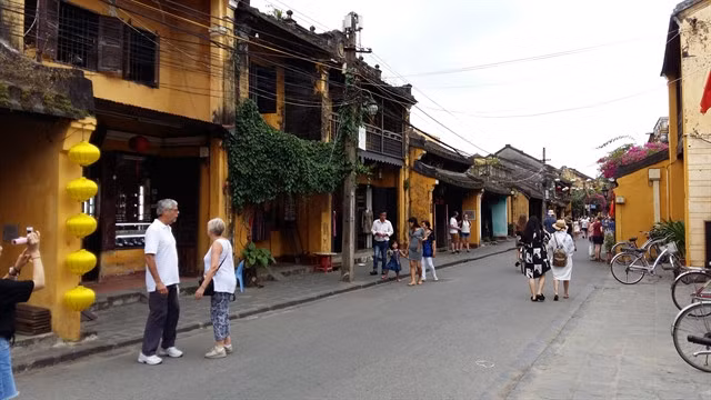 Tourists enjoying an evening in Hội An. Hội An has limited the traffic of cars and buses in the Old Town in easing congestion and environmental pollution. VNS Photo Công Thành