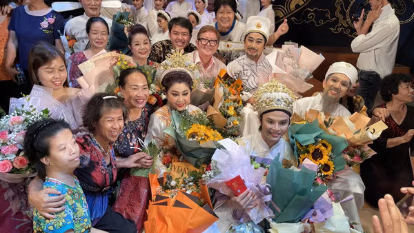 ENTERTAINING THE NORTH: Cải lương artists of the private Đại Việt Cải Lương Theatre stand with audiences at the Capital City Theatre Festival 2022 in Hà Nội. — Photo courtesy of Đại Việt Cải Lương Theatre.