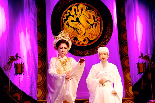 SOUTHERN CULTURE: Cải Lương star Thoại Mỹ plays a lead role in Đêm Trước Ngày Hoàng Đạo (The Night Before Dawn), winner of the Silver Medal for Best Cải Lương Play at the Capital City Theatre Festival 2022 in Hà Nội on October 3. — Photo courtesy of Đại Việt Cải Lương Theatre.