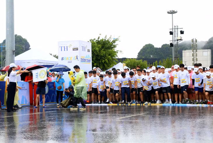 Vice Chairman of the Provincial People's Committee Nguyen Thi Hanh waved the flag to launch the running competition.