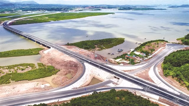 The expressway will connect to the 300km Hà Nội – Hạ Long Expressway and 264km Nội Bài – Lào Cai Expressway to become the longest route in the country. It was opened to traffic on September 2, 2022, and will help boost the economic development of Quảng Ninh Province and its neighbours. — VNA/VNS Photo