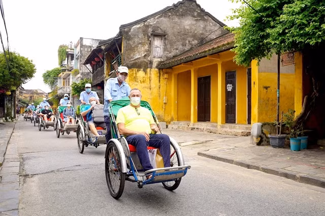 Foreign tourists take a city tour around Hội An Ancient Town in central Quảng Nam Province. — VNA/VNS Photo Hữu Trung