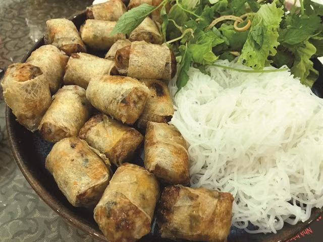 CRISPY CLASSICS: Bite-sized spring rolls served with fresh rice vermicelli and herbs.VNS Photos Mỹ Hà