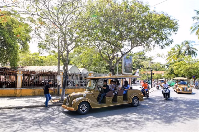 An electric car carries tourists in Hội An. Environment-friendly vehicles are used for public transport in the Old Quarter of Hội An. Photo Trần Trung Quảng