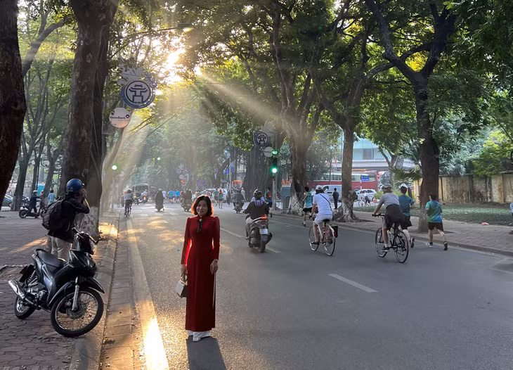 People hit the streets to enjoy Hanoi autumn