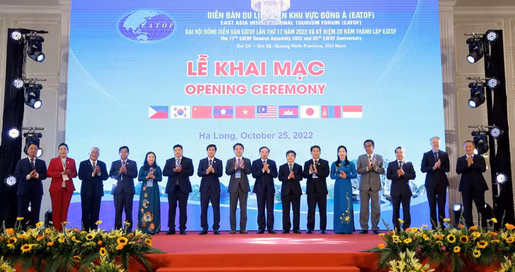 Các đại biểu chụp hình lưu niệm.