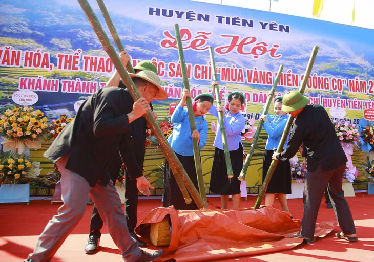 Thi dã bánh dày của đồng bào dân tộc Sán Chỉ
