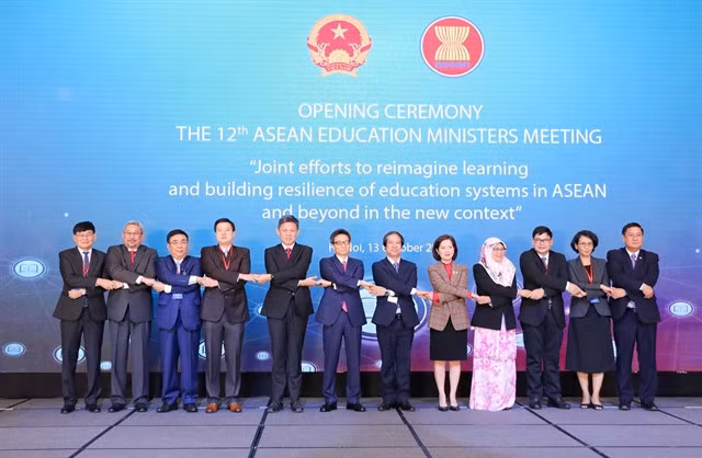 Deputy Prime Minister Vũ Đức Đam (centre) poses for a photo with representatives at the 12th ASEAN Education Ministers Meeting. — VNA/VNS Photo Thanh Tùng