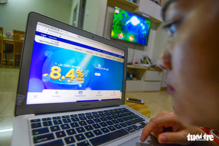 An advertisement about the deposit interest rate on the website of Viet Capital Bank. Photo: Quang Dinh / Tuoi Tre