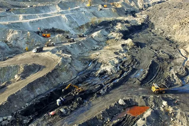 An open-pit coal mining operation in the northern province of Quảng Ninh. — VNA/VNS Photo