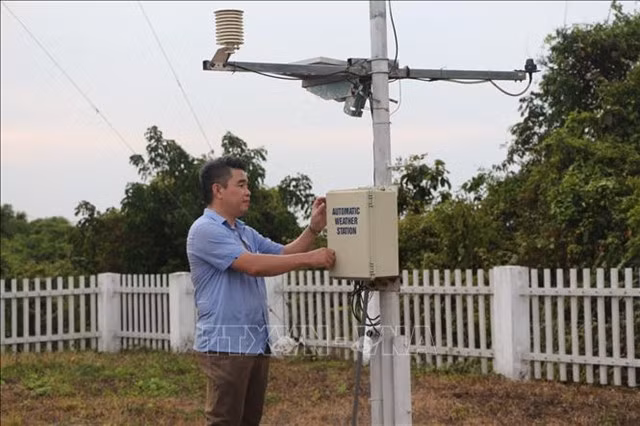 Checking an utomatic weather station. — VNA/VNS Photo Bích Huệ