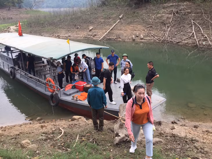 Visitors start their journey to Da Chong mountain by taking a boat through the lake at Lieu hamlet.