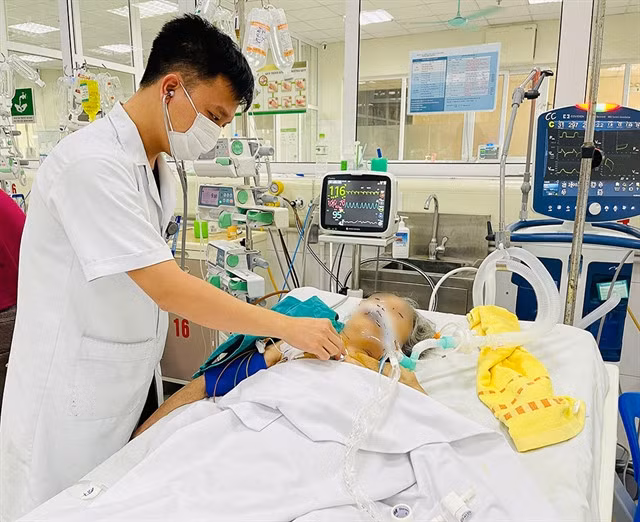 An elderly patient infected with influenza A is treated at National Hospital for Tropical Diseases. — Photo courtesy of the hospital