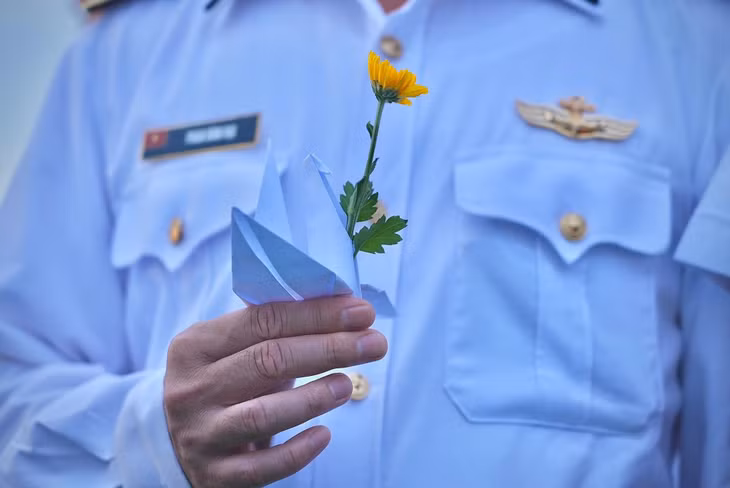 Yellow daisy flowers and paper cranes - symbols of peace - are offered to the spirits of heroes and fallen soldiers.