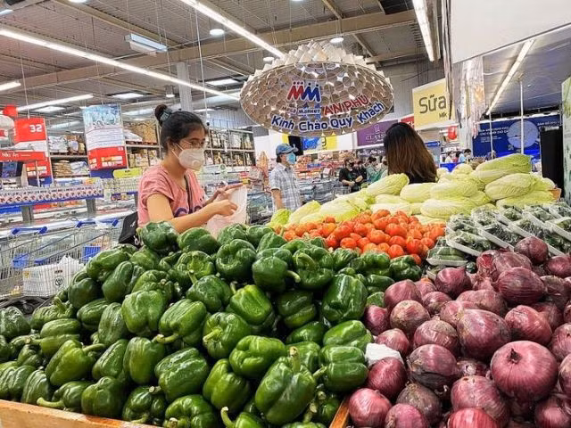 People shop at a supermarket in Hà Nội. Price pressures – particularly for food and fuel – may increase later in 2022 and in 2023. Photo baochinhphu.vn