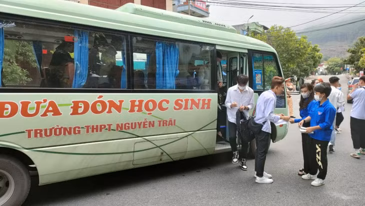 School buses took students to the test site of Tien Yen High School.