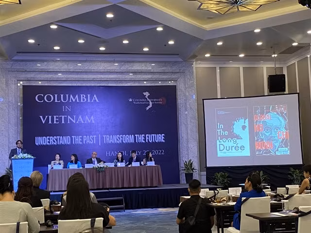 John Phan, Assistant Professor of Vietnamese Humanities, delivers a presentation about the Vietnamese Studies programme at Columbia University. VNS Photo Thu Vân
