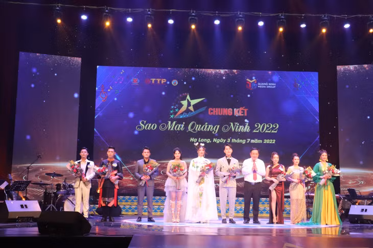 QMG Director cum Editor- in- chef, Mai Vu Tuan, congratulated 9 qualifying singers participating in the final round.