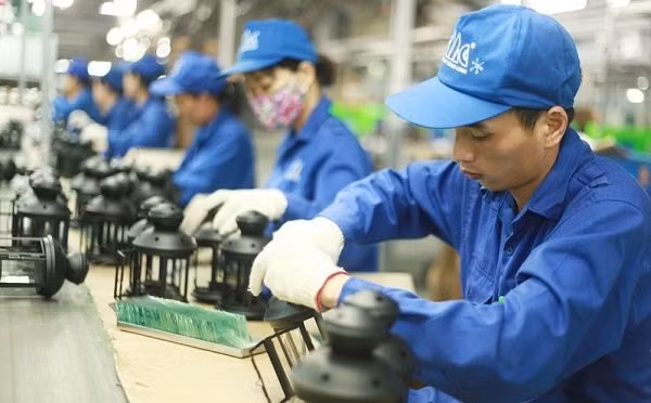 Workers’ average monthly income grows 5.3% in H1 ảnh 1