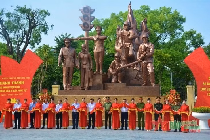 Delegates cut the ribbon to inaugurate the monument.