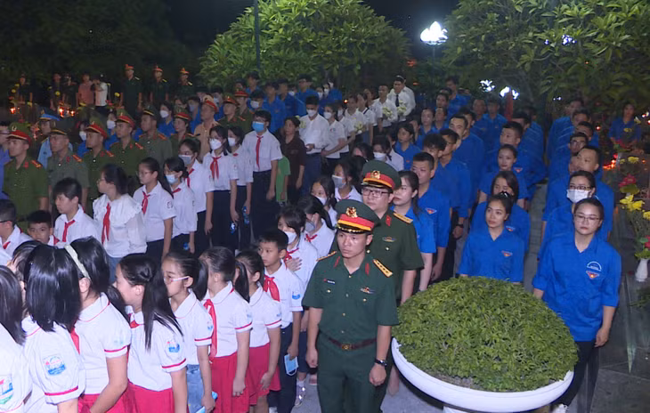 Service held at Cam Pha city’s Martyrs’Cemetery held to commemorate heroes.
