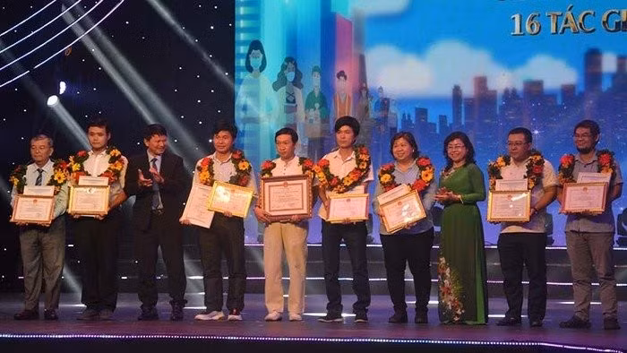 The organising board presents awards to winners in photography category.