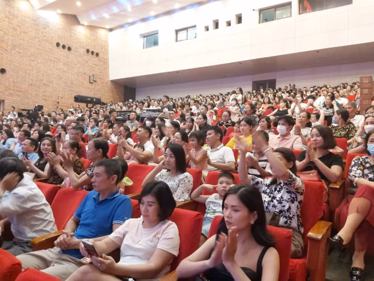 Khán giả cổ vũ nhiệt tình cho các thí sinh.